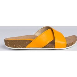 Klapki na korku - skóra naturalna - model 341 - kolor pomarańczowy (39). Brązowe klapki Zapato, bez wzorów, z jeansu, klasyczne, bez obcasa, na płaskiej podeszwie, bez zapięcia. W wyprzedaży za 251.10 zł.