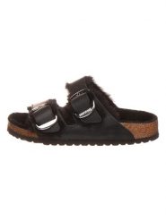 Birkenstock Skórzane klapki "Arizona" w kolorze czarnym rozmiar: 37. Czarne klapki Birkenstock, bez wzorów, klasyczne, z otwartym noskiem, bez obcasa, bez zapięcia. Za 505.95 zł.