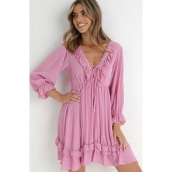 Różowa Sukienka Dorylia. Czerwone sukienki Born2be, l, bez wzorów, z koronki, boho, bez kołnierzyka, bez ramiączek, mini. W wyprzedaży za 175.99 zł.