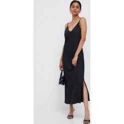 Calvin Klein sukienka kolor czarny maxi dopasowana. Czarne sukienki Calvin Klein, bez wzorów, bez kołnierzyka, bez ramiączek, maxi, dopasowane. Za 929.99 zł.