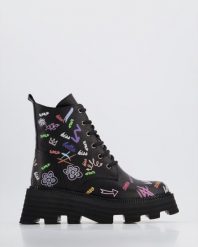 BOTKI Z NAPISAMI 0441583D BLACK. Czarne botki Venezia, bez wzorów, ze skóry, bez obcasa, bez zapięcia. Za 299.00 zł.