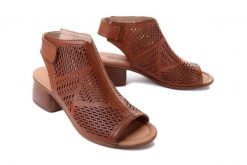 RIEKER REMONTE R8774-24 brown, sandały damskie. Brązowe sandały Rieker Remonte, w ażurowe wzory, bez obcasa, na obcasie, bez zapięcia. Za 369.90 zł.