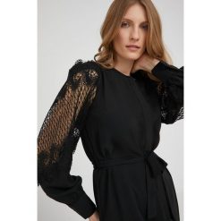 Answear Lab koszula damska kolor czarny regular. Czarne koszule Answear Lab, s, bez wzorów, z tkaniny, bez kołnierzyka, bez ramiączek. W wyprzedaży za 104.99 zł.