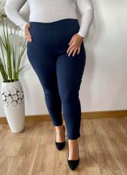 Granatowe spodnie chinosy Nina z zamkami 7/8 PLUS SIZE XXL. Chinosy Nasi partnerzy, bez wzorów, z elastanu, biznesowe, krótkie. Za 159.90 zł.