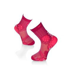 Skarpety kompresyjne do biegania ciemnoróżowe. Czerwone skarpetki TRY TO FLY, bez wzorów. W wyprzedaży za 67.34 zł.