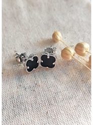 Miu Silver Srebrne kolczyki-wkrętki z masą perłową rozmiar: onesize. Czarne kolczyki Miu Silver, z perłą, srebrne. Za 109.52 zł.