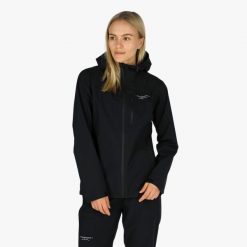 Kurtka shell turystyka damska Swedemount Abisko Shell Rain Jacket wodoodporna. Czarne kurtki przeciwdeszczowe SWEDEMOUNT, bez wzorów, bez kaptura. Za 599.99 zł.