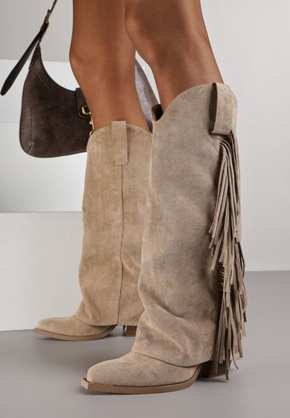 Ciemnobeżowe Kozaki Kowbojki na Obcasie z Wywiniętą Cholewką z Frędzlami Monasatia. Brązowe kozaki Born2be, z aplikacjami, z dzianiny, biznesowe, bez obcasa, na obcasie, bez zapięcia. Za 179.99 zł.