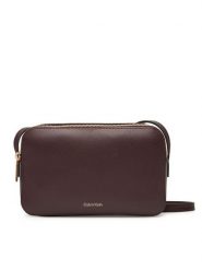 Calvin Klein Torebka Foil Logo Elongated Camera Bag LV04F3276G Bordowy. Czerwone listonoszki Calvin Klein, bez wzorów, ze skóry, bez dodatków. Za 269.99 zł.
