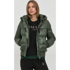 Armani Exchange kurtka puchowa damska kolor zielony zimowa. Zielone kurtki Armani Exchange, na zimę, s, bez wzorów, z puchu, bez kaptura. Za 1,109.90 zł.