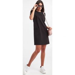 Sukienka TWINSET. Czarne sukienki Twinset Milano, bez wzorów, bez kołnierzyka, bez ramiączek, midi. Za 919.00 zł.