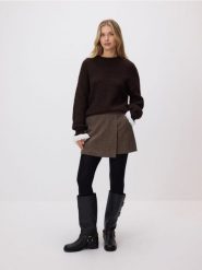 Sweter z dodatkiem wełny - ciemnobrązowy. Brązowe swetry Reserved, l, bez wzorów, z dzianiny, bez ramiączek. Za 139.99 zł.