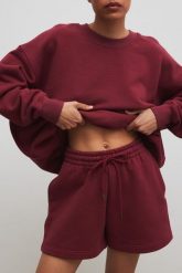 Krótkie spodenki ze sznurkiem w kolorze BURGUNDY - PROSPER-XS. Czerwone szorty Marsala, bez wzorów, z bawełny, klasyczne. W wyprzedaży za 62.48 zł.
