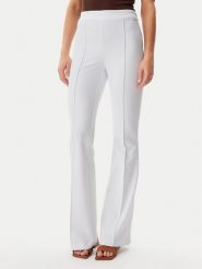 Guess Spodnie materiałowe W4YB01KCBO2 Biały Slim Fit. Białe spodnie materiałowe Guess, z aplikacjami, z materiału. Za 299.99 zł.