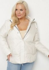 Jasnobeżowa Pikowana Kurtka z Odpinanym Kapturem i Kieszeniami Vilbia. Brązowe kurtki Born2be, plus size, bez wzorów, z jeansu, eleganckie. Za 219.99 zł.