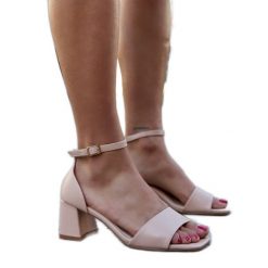 Klasyczne sandały na słupku Afnan beżowy. Brązowe sandały bez wzorów, z materiału, eleganckie, bez obcasa, na słupku, bez zapięcia. Za 177.71 zł.