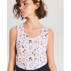 Bluzka z wycięciami - Biały. Białe bluzki marki Cropp, bez wzorów, bez kołnierzyka, bez ramiączek. Za 39.99 zł.