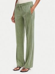 Juicy Couture Spodnie dresowe Tina JCAPW045 Zielony ciemny Regular Fit. Zielone spodnie dresowe Juicy Couture, bez wzorów, z dresówki. Za 379.99 zł.