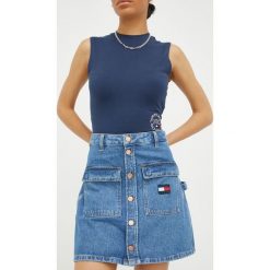 Tommy Jeans spódnica jeansowa mini prosta. Niebieskie spódnice Tommy Jeans, na co dzień, bez wzorów, z denimu, mini, proste. Za 399.99 zł.