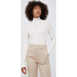 Joop! sweter damski kolor beżowy lekki z półgolfem. Brązowe swetry Joop!, bez wzorów, bez ramiączek. Za 599.99 zł.