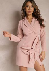 Różowa Sukienka Mini w Stylu Marynarki z Długimi Rękawami i Kwiatową Aplikacją Tansiwia. Czerwone sukienki Renee, l, z aplikacjami, bez kołnierzyka, bez ramiączek, mini, kopertowe. W wyprzedaży za 107.99 zł.