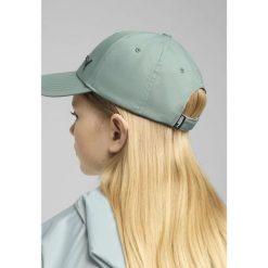 Młodzieżowa czapka z daszkiem ESS Metal PUMA Cat PUMA Green Moon. Zielona czapki z daszkiem Puma, bez wzorów, klasyczne. Za 48.99 zł.