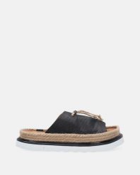 CZARNE KLAPKI DAMSKIE 00309015 BLACK. Czarne klapki Venezia, bez wzorów, ze skóry, bez obcasa, bez zapięcia. Za 429.00 zł.