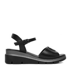 Sandały Lasocki. Czarne sandały Lasocki, bez wzorów, bez obcasa, na koturnie, bez zapięcia. Za 179.99 zł.