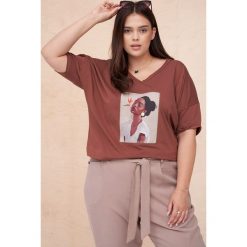 T-Shirt Damski Latrre Plus Size Cynamon. Brązowe t-shirty blue shadow, m, z aplikacjami, z bawełny, bez kołnierzyka, bez ramiączek. W wyprzedaży za 84.95 zł.