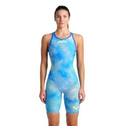 Strój Startowy Arena Carbon Air2 Le Cb Tie-Dye. Niebieskie kombinezony Arena, bez wzorów, sportowe, bez kołnierzyka, bez ramiączek. Za 1,597.65 zł.