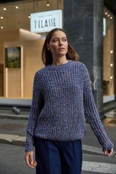 Sweter ozdobiony kolorową nitką granatowy. Niebieskie swetry MOODO, m, bez wzorów, z poliamidu, bez ramiączek. Za 159.99 zł.