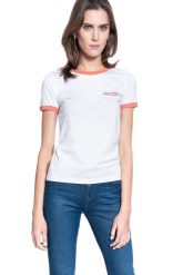 T-SHIRT DAMSKI LEE RINGER TEE BRIGHT WHITE L40PEPLJ 112108662. Białe t-shirty Lee, l, bez wzorów, bez kołnierzyka, bez ramiączek. Za 69.99 zł.