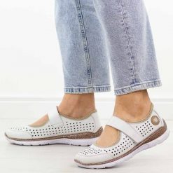 Białe skórzane półbuty damskie T.Sokolski 2922. Białe półbuty wsuwane Sokolski, na jesień, bez wzorów, z jeansu, casualowe, z okrągłym noskiem, bez obcasa, na płaskiej podeszwie. Za 319.00 zł.