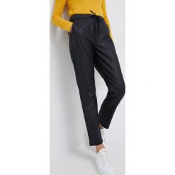 Pepe Jeans spodnie damskie kolor czarny proste high waist. Czarne spodnie materiałowe Pepe Jeans, bez wzorów, z jeansu, z podwyższonym stanem. Za 399.99 zł.