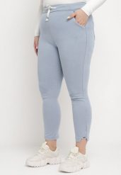 Jasnoniebieskie Spodnie Skinny ze Sznurkiem w Pasie i Kieszeniami Irfana. Niebieskie jeansy Born2be, bez wzorów, z jeansu, eleganckie. Za 69.99 zł.