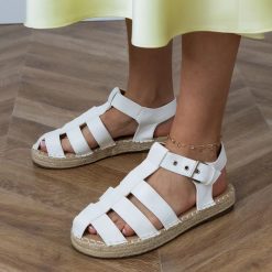 Białe sandały espadryle zabudowane. Białe sandały bez wzorów, ze skóry ekologicznej, eleganckie, z okrągłym noskiem, bez obcasa, na platformie, bez zapięcia. Za 70.80 zł.