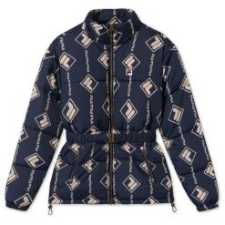 Damska kurtka Fila WOMEN AVVENTURO AOP puff jacket 687866-A696. Niebieskie kurtki Fila, xs, bez wzorów, z materiału, eleganckie, bez kaptura. Za 360.75 zł.