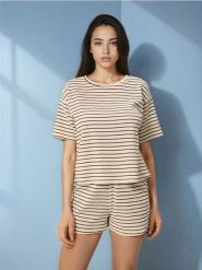 Piżama dwuczęściowa w paski - kremowy. Białe piżamy Sinsay, l, bez wzorów, bez kołnierzyka, bez ramiączek. Za 49.99 zł.