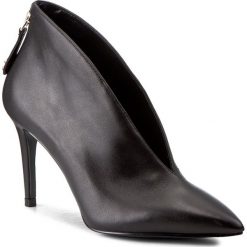 Szpilki GUESS - Boana FLBOA3 LEA09 BLACK. Botki marki Guess. W wyprzedaży za 389.00 zł.