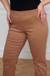 Beżowe spodnie Nilda z prostą nogawką wysoki stan PLUS SIZE XXL. Brązowe spodnie materiałowe Nasi partnerzy, bez wzorów, z elastanu, biznesowe, z podwyższonym stanem, krótkie. Za 159.90 zł.
