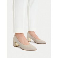 Czółenka Lasocki. Białe czółenka Lasocki, bez wzorów, bez obcasa, bez zapięcia. Za 229.99 zł.