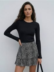Prążkowany sweter z dekoracyjną koronką, z wiskozą - czarny. Czarne swetry Sinsay, l, bez wzorów, z koronki, bez ramiączek. Za 39.99 zł.