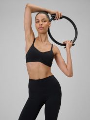 4F Biustonosz do jogi z niskim wsparciem damski - czarny S. Czarne biustonosze sportowe 4f, bez wzorów, na jogę i pilates. Za 129.99 zł.