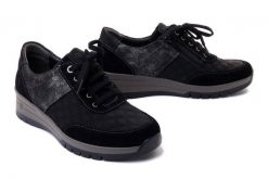 SUAVE 950390-01 schwarz, półbuty damskie. Czarne półbuty wsuwane Suave, bez wzorów, bez obcasa, na koturnie. Za 237.45 zł.