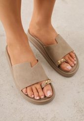 Ciemnobeżowe Klapki Japonki Ozdobione Aplikacją na Palcu Noevianna. Brązowe japonki Renee, z aplikacjami, z jeansu, bez obcasa, na płaskiej podeszwie, bez zapięcia. Za 79.99 zł.