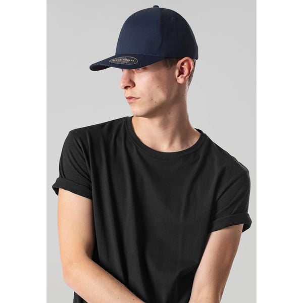 Czapka Flexfit delta. Czerwone czapki z daszkiem FLEXFIT, bez wzorów, z elastanu, sportowe. Za 115.05 zł.