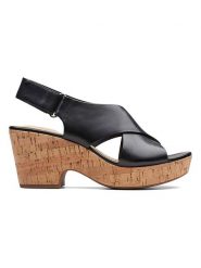 Clarks Skórzane sandały "Maritsa" w kolorze czarnym na obcasie rozmiar: 37. Czarne sandały Clarks, bez wzorów, z otwartym noskiem, bez obcasa, na koturnie, bez zapięcia. Za 156.24 zł.