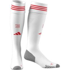 Skarpetki domowe Bayern Monachium 2025/26. Białe skarpetki adidas, bez wzorów. Za 180.50 zł.