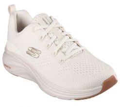 Buty do chodzenia damskie Skechers 150024WBC. Białe buty treningowe Skechers, bez wzorów, z materiału, bez zapięcia, trekkingowe. Za 449.00 zł.