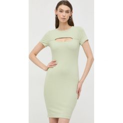 Guess sukienka kolor zielony mini dopasowana. Zielone sukienki Guess, l, z aplikacjami, z dzianiny, bez kołnierzyka, bez ramiączek, mini, dopasowane. Za 459.99 zł.